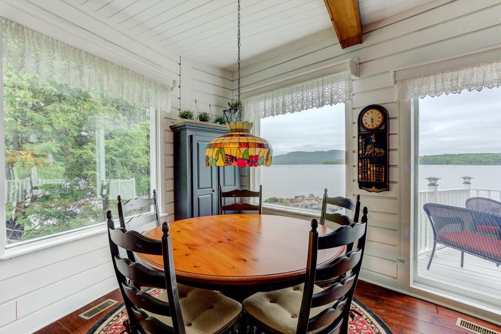 Superbe havre de paix bordant un lac avec petite plage privée