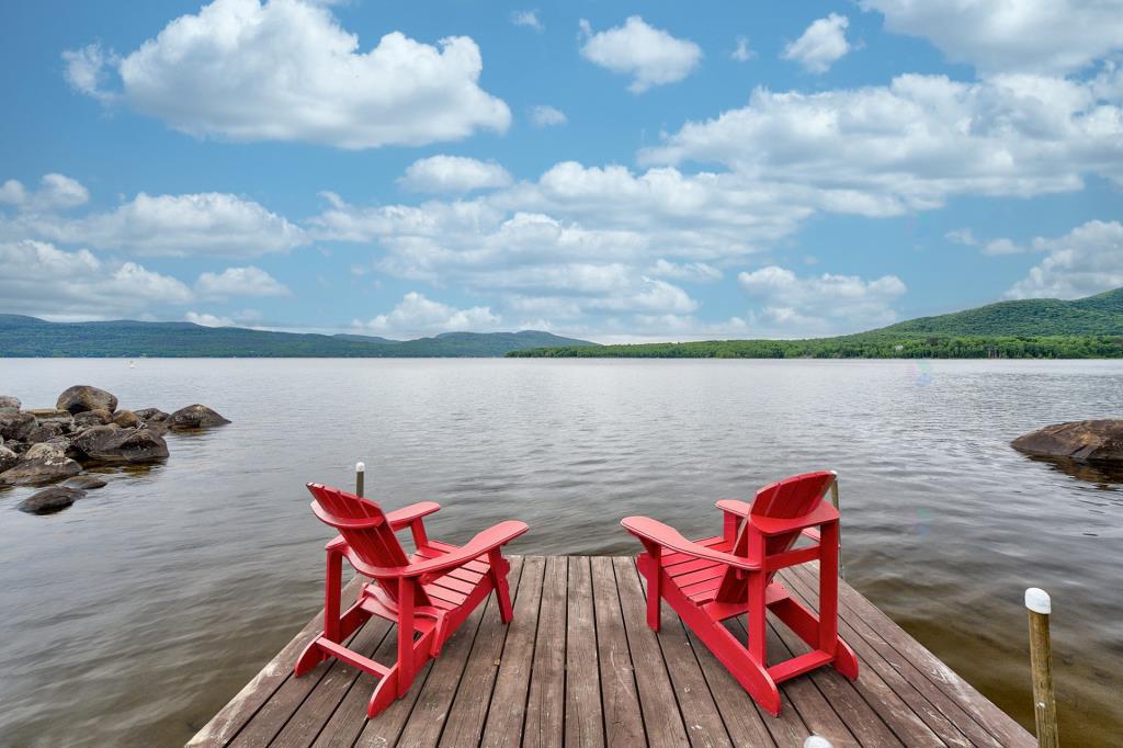 Superbe havre de paix bordant un lac avec petite plage privée