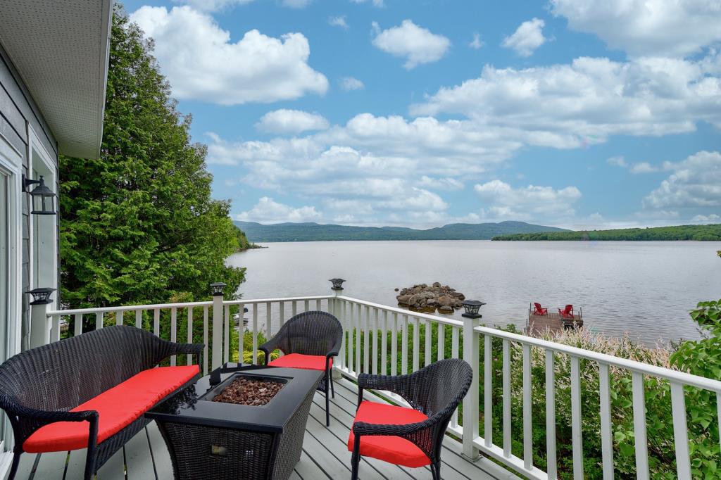 Superbe havre de paix bordant un lac avec petite plage privée