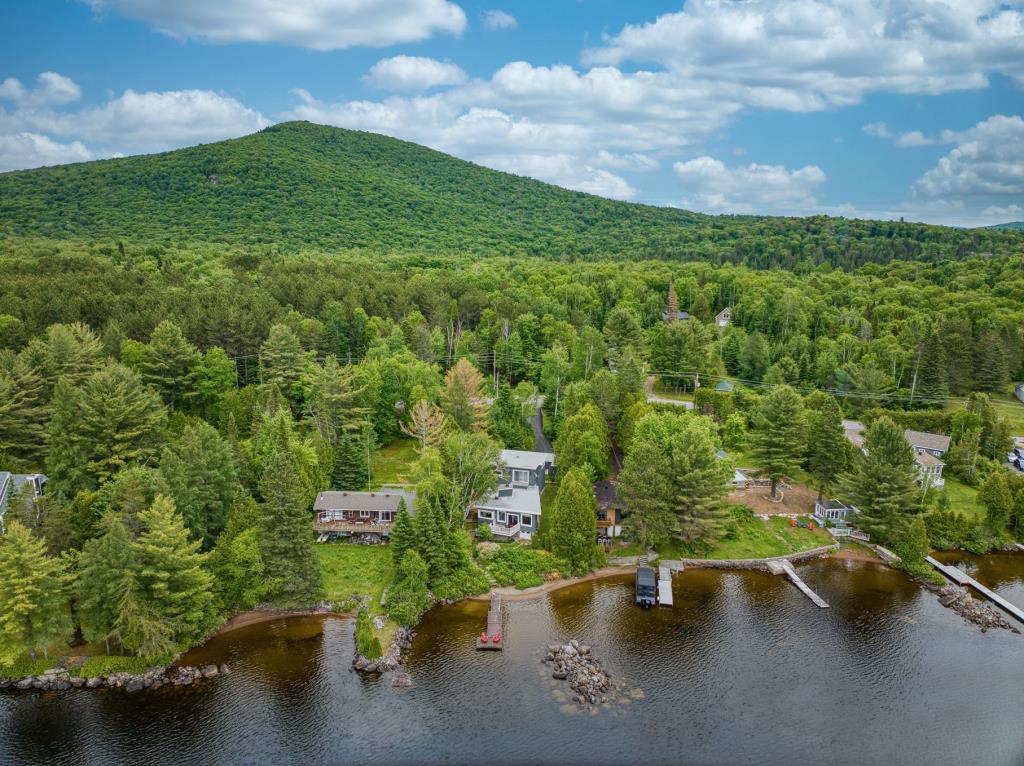 Superbe havre de paix bordant un lac avec petite plage privée