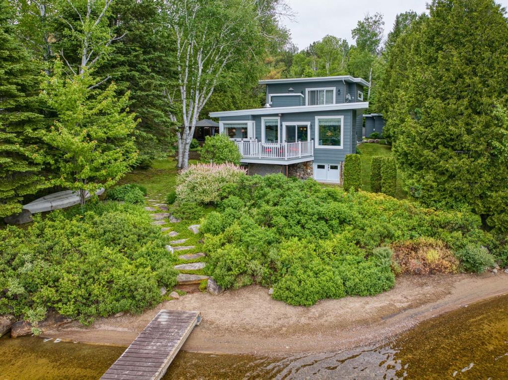 Superbe havre de paix bordant un lac avec petite plage privée
