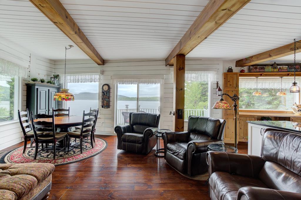 Superbe havre de paix bordant un lac avec petite plage privée