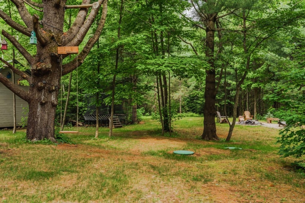 Magnifique demeure de 15 pièces sise sur un terrain intime et boisé de 43 064 pi²