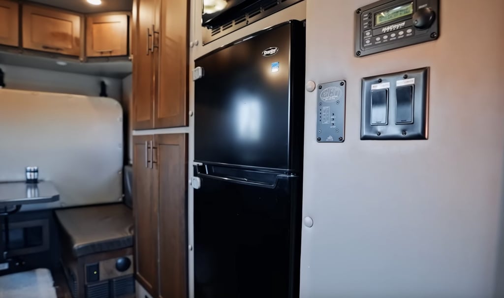 Découvrez l’intérieur surprenant de ce camion-couchette