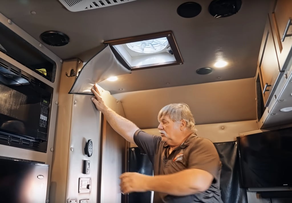 Découvrez l’intérieur surprenant de ce camion-couchette