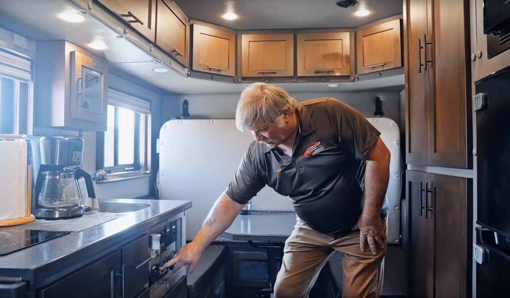 Découvrez l’intérieur surprenant de ce camion-couchette