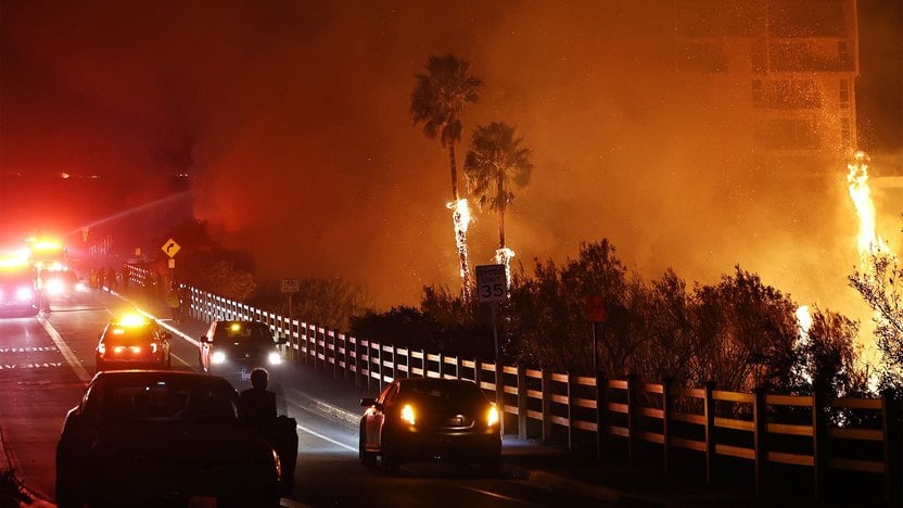 Julia Roberts, Barbra Streisand, Dick Van Dyke et Cher font partie des célébrités obligées d'évacuer leurs maisons alors que les incendies de forêt ravagent Malibu