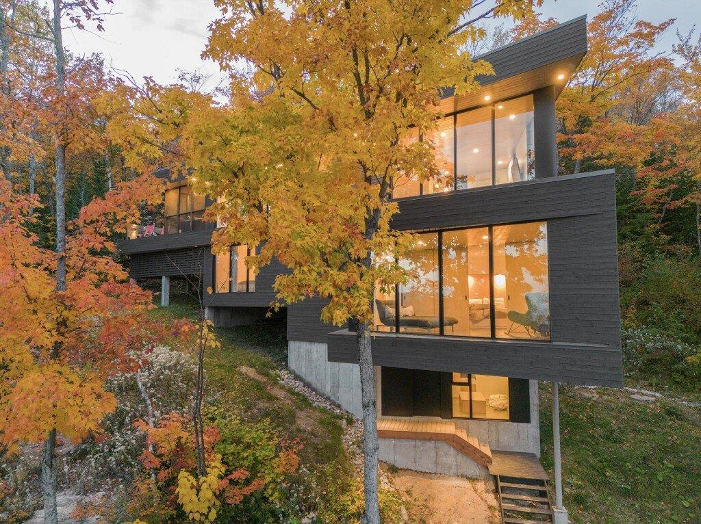 Vendu meublé! Chalet au design unique camouflé en pleine forêt