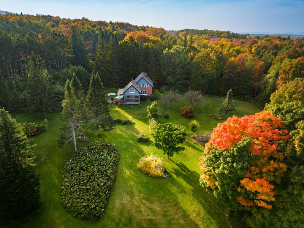 Merveilleuse centenaire nichée en toute intimité sur une terre de 14 acres