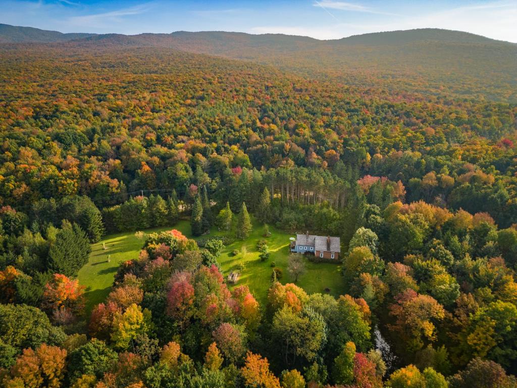 Merveilleuse centenaire nichée en toute intimité sur une terre de 14 acres