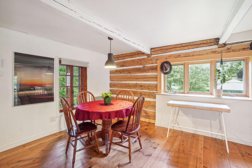 Chalet au charme rustique à vendre pour 274 000 $