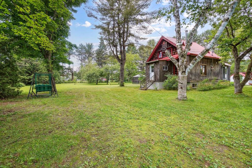 Chalet au charme rustique à vendre pour 274 000 $