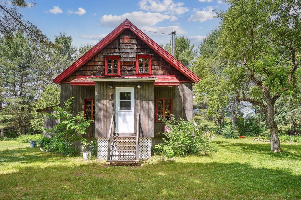 Chalet au charme rustique à vendre pour 274 000 $