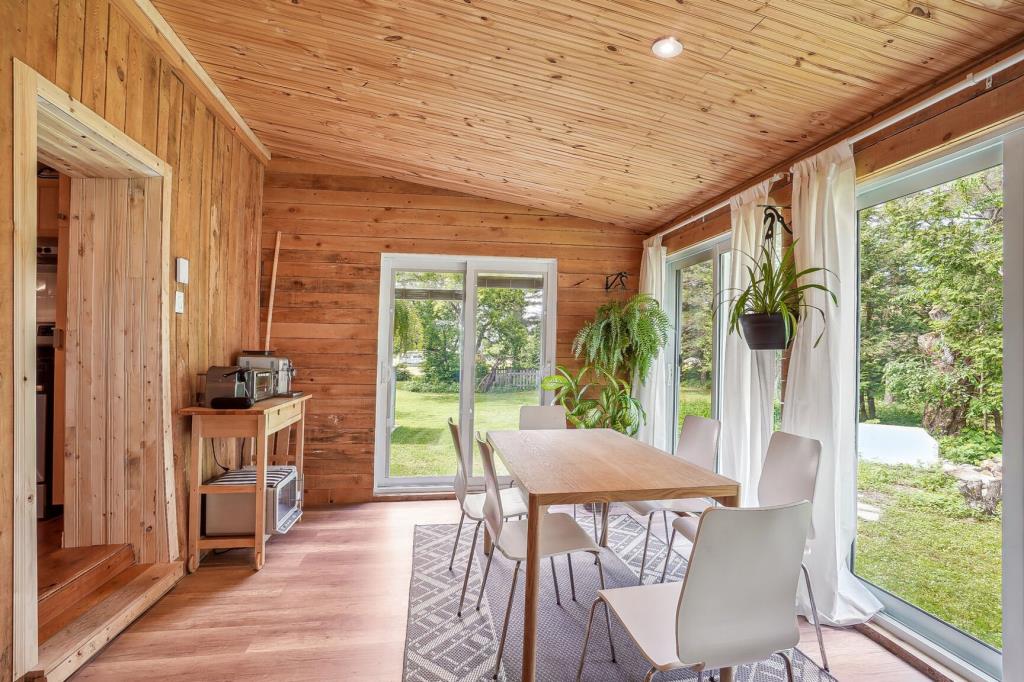 Chalet au charme rustique à vendre pour 274 000 $