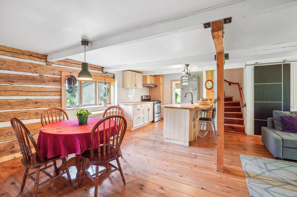 Chalet au charme rustique à vendre pour 274 000 $