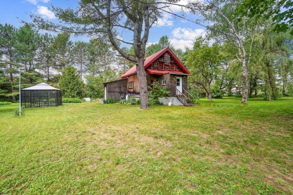 Chalet au charme rustique à vendre pour 274 000 $