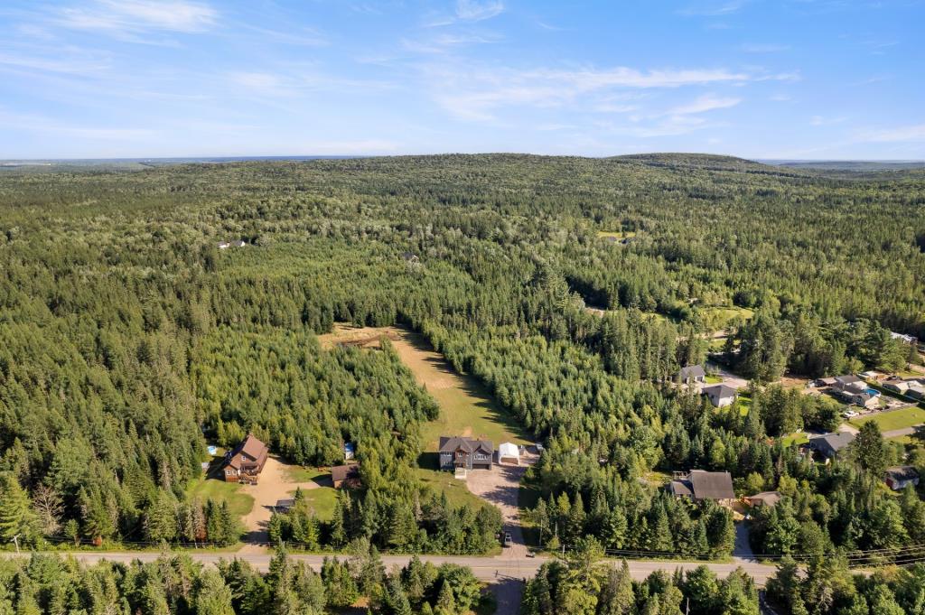 Construction moderne entourée de forêt sur un impressionnant terrain de 162 000 pi²