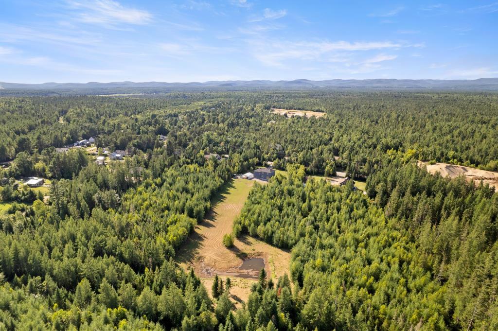 Construction moderne entourée de forêt sur un impressionnant terrain de 162 000 pi²