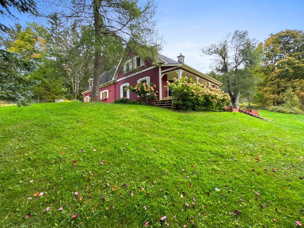 Majestueuse maison centenaire nichée au cœur d’un domaine de plus de 7 acres