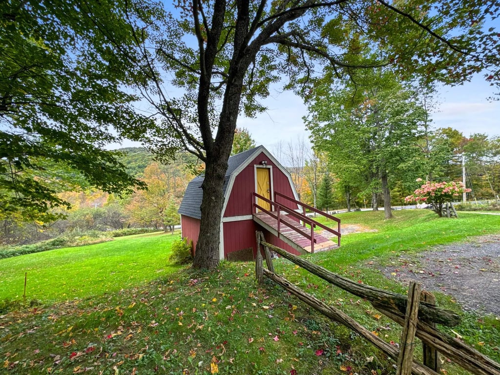 Majestueuse maison centenaire nichée au cœur d’un domaine de plus de 7 acres