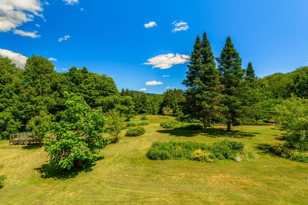 Belle centenaire nichée sur un site de rêve de plus de 14 acres