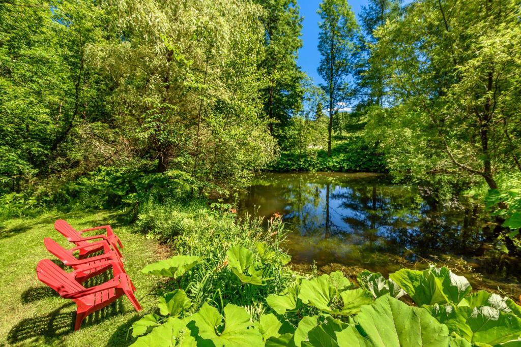 Belle centenaire nichée sur un site de rêve de plus de 14 acres