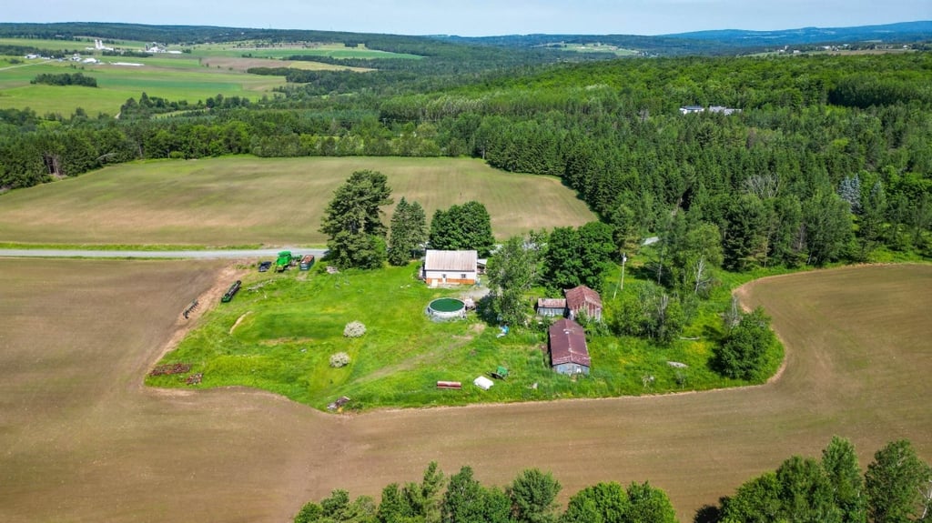 Fermette de 3,6 acres à vendre pour 275 000 $