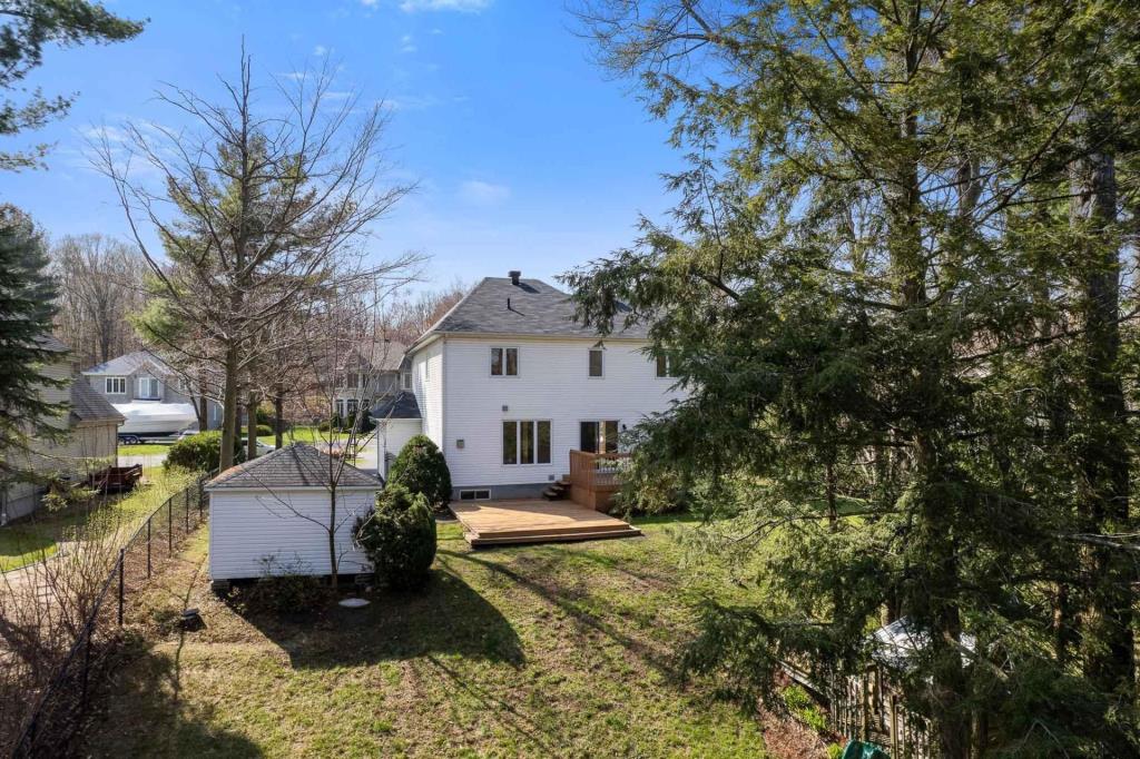 Splendide demeure familiale avec une cour intime bordée par un boisé