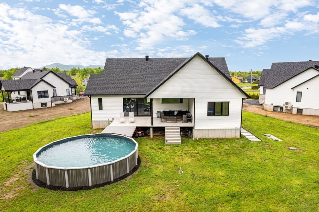 Il ne manque que vous dans cette beauté contemporaine sise sur un terrain de plus de 38 000 pieds carrés