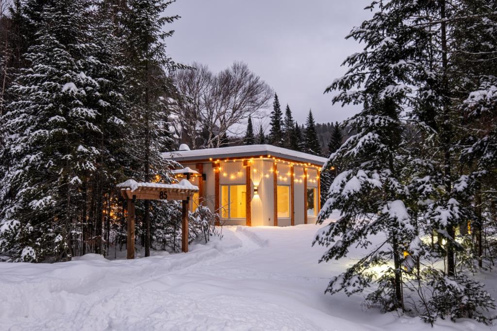 Bijou contemporain niché sur un site féérique au cœur des Laurentides