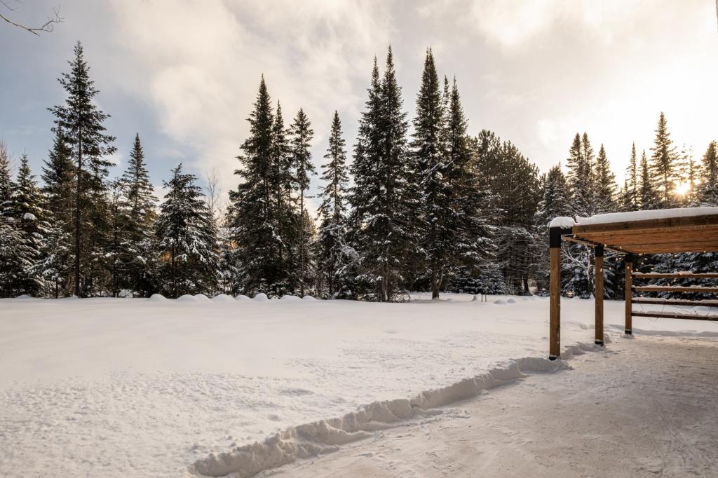 Bijou contemporain niché sur un site féérique au cœur des Laurentides