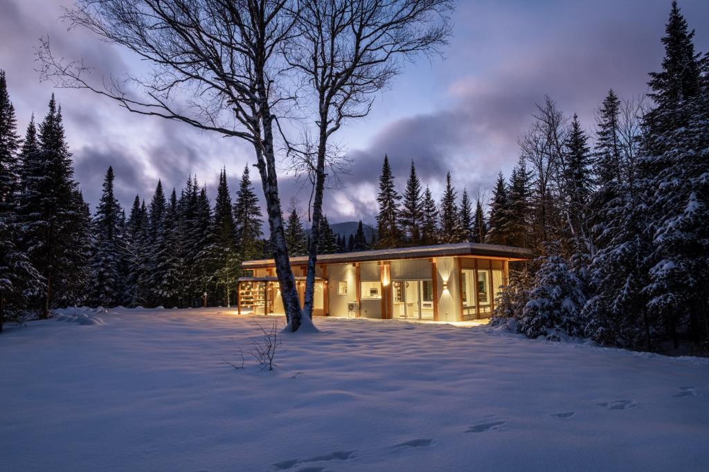 Bijou contemporain niché sur un site féérique au cœur des Laurentides