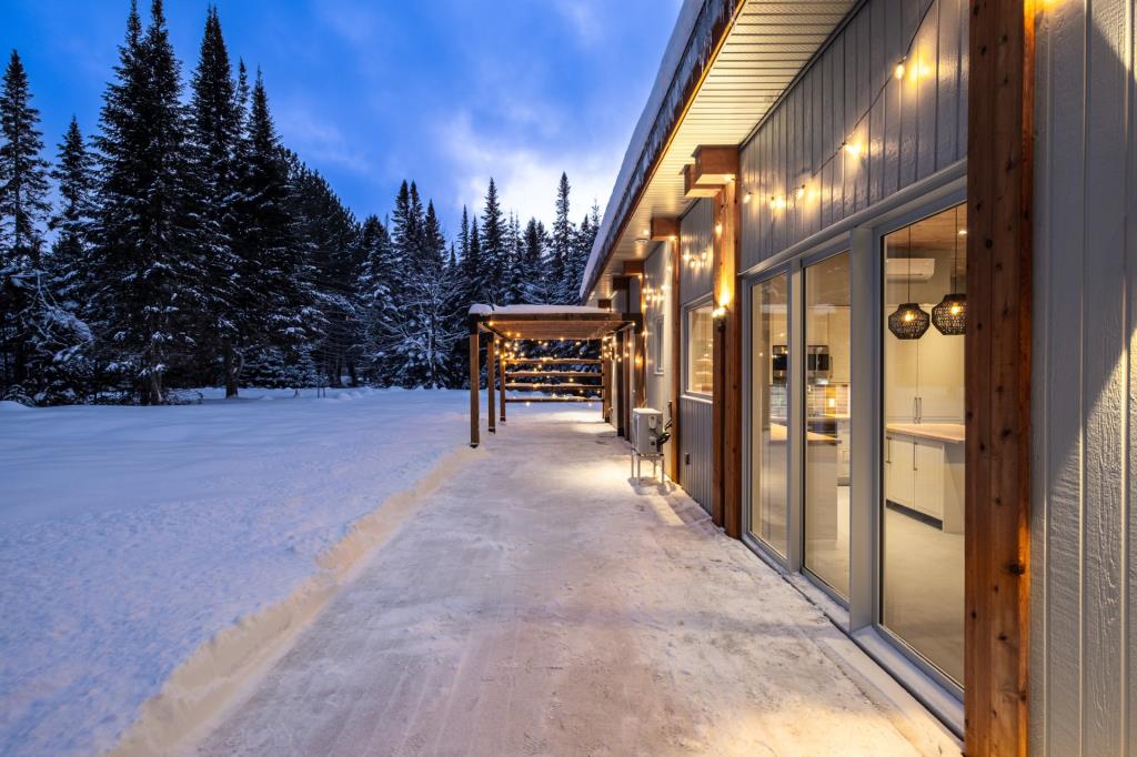 Bijou contemporain niché sur un site féérique au cœur des Laurentides