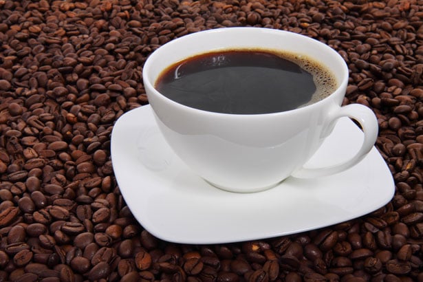 5 méthodes simples pour éliminer les taches de café sur vos meubles