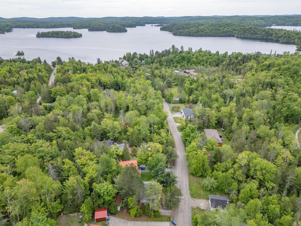 Adorable chalet à moins de 199 000 $ avec accès à un lac navigable