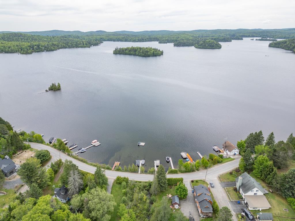 Adorable chalet à moins de 199 000 $ avec accès à un lac navigable