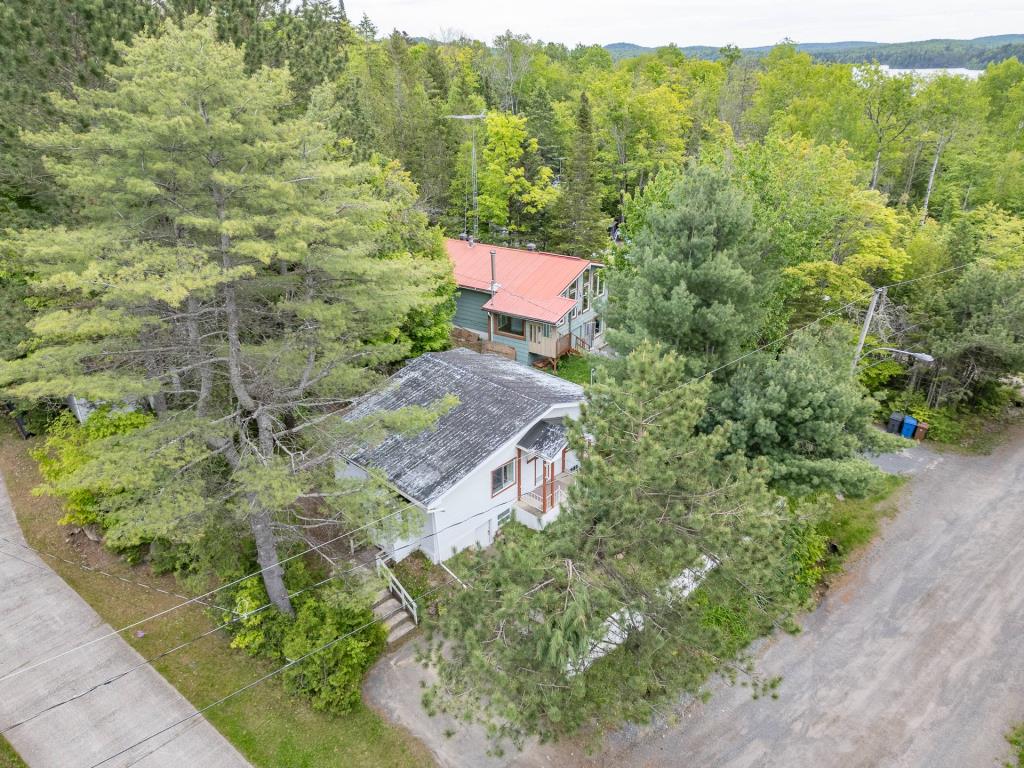 Adorable chalet à moins de 199 000 $ avec accès à un lac navigable