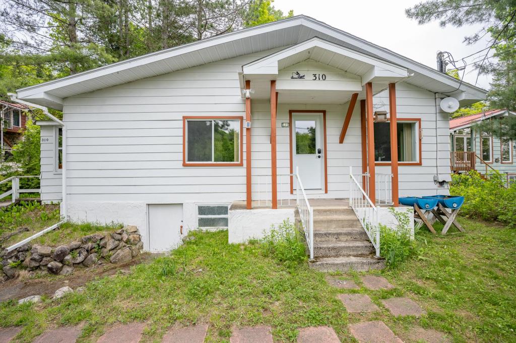 Adorable chalet à moins de 199 000 $ avec accès à un lac navigable