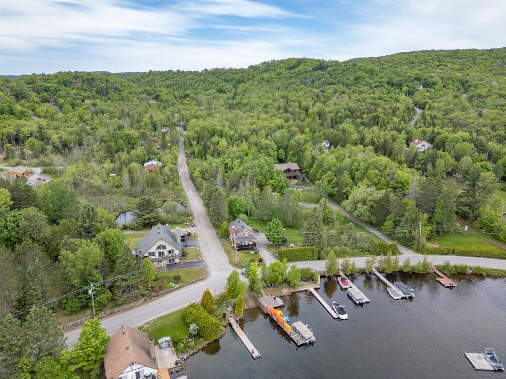 Adorable chalet à moins de 199 000 $ avec accès à un lac navigable