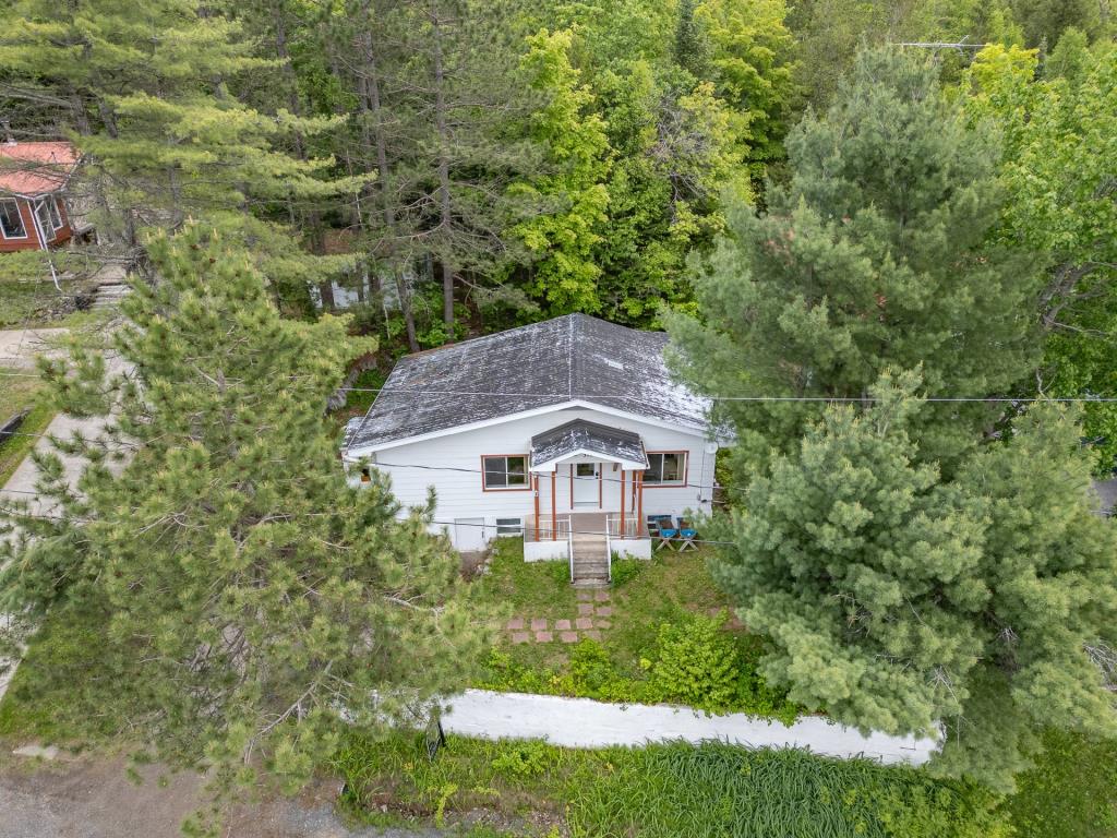 Adorable chalet à moins de 199 000 $ avec accès à un lac navigable