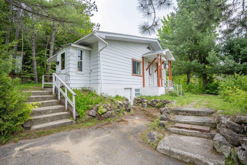 Adorable chalet à moins de 199 000 $ avec accès à un lac navigable