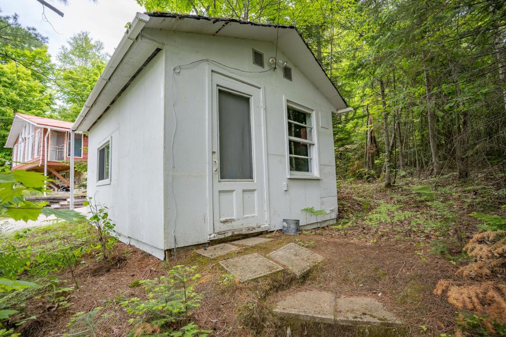 Adorable chalet à moins de 199 000 $ avec accès à un lac navigable