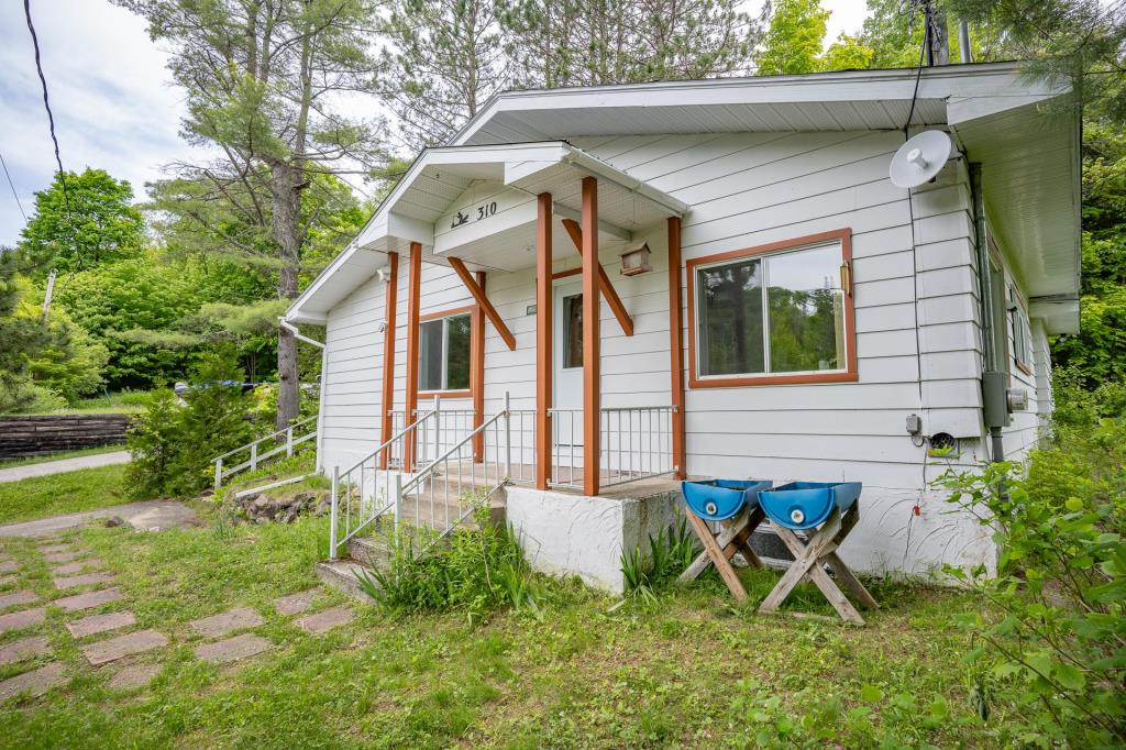 Adorable chalet à moins de 199 000 $ avec accès à un lac navigable