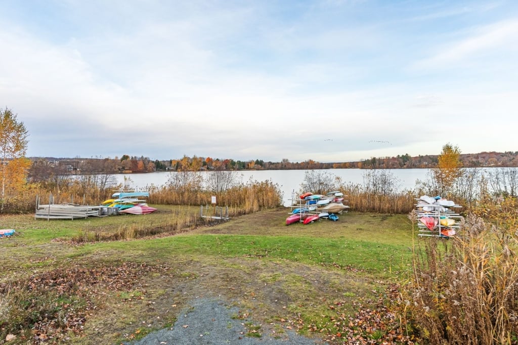 Nouvelle sur le marché! Ravissante propriété avec accès à un lac et sentiers pédestres