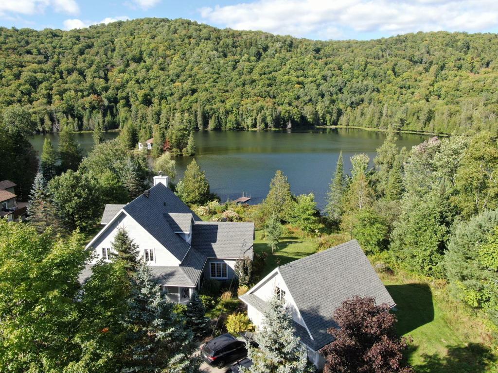 Quiétude assurée dans cette sublime demeure champêtre sur la rive d'un lac