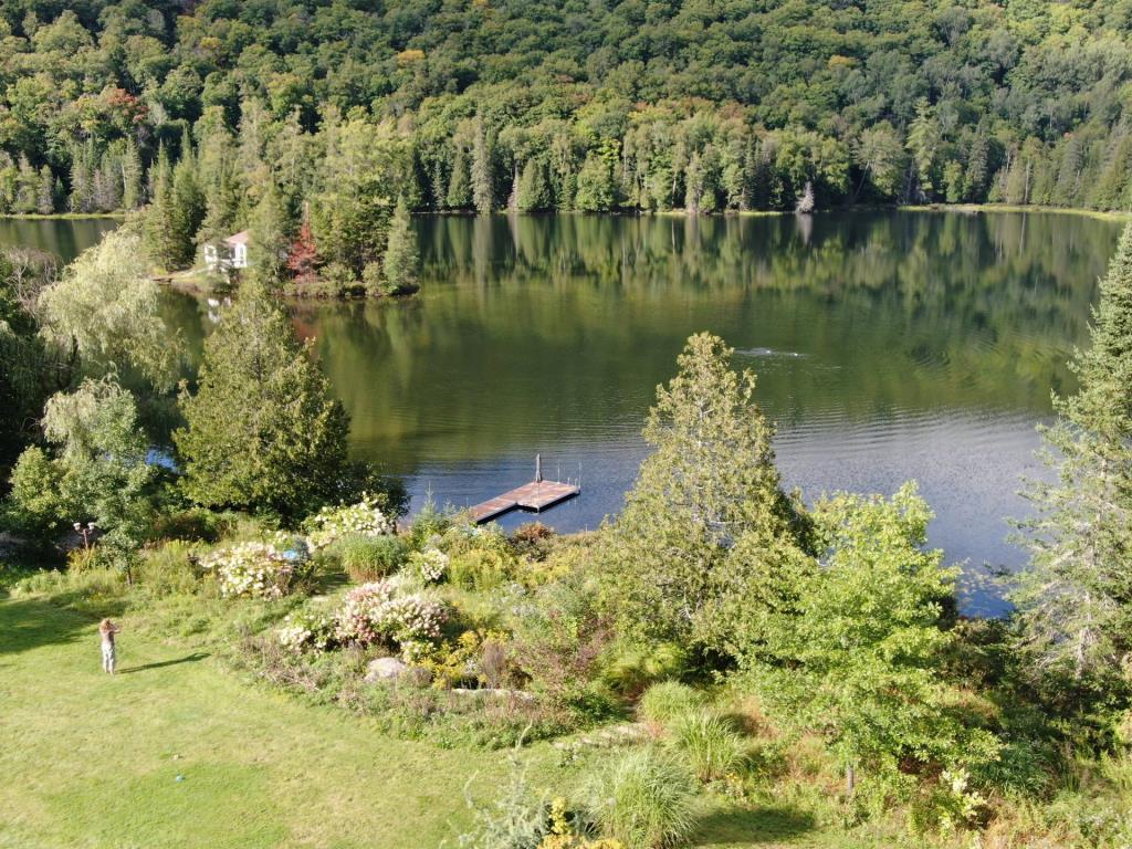 Quiétude assurée dans cette sublime demeure champêtre sur la rive d'un lac