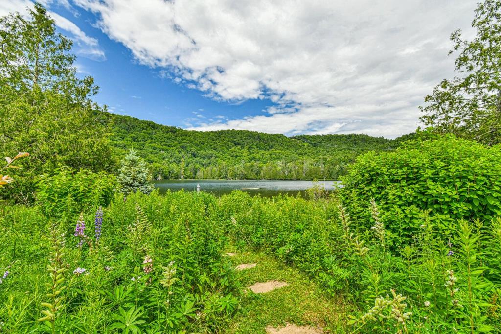 Quiétude assurée dans cette sublime demeure champêtre sur la rive d'un lac