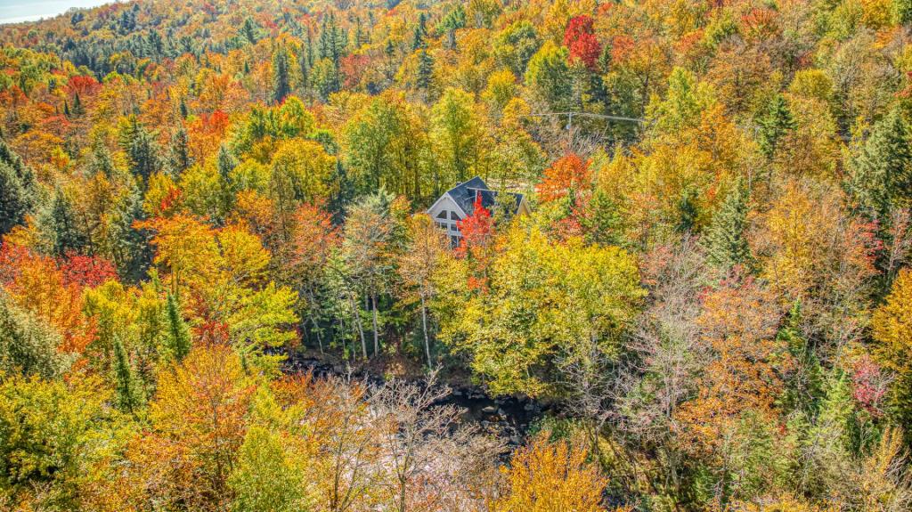 Paix, ressourcement et vue sur la rivière: ce refuge clés en main vous attend dans les Laurentides