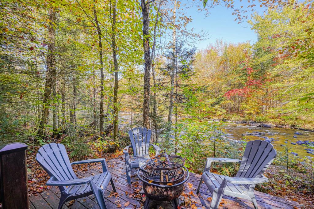 Paix, ressourcement et vue sur la rivière: ce refuge clés en main vous attend dans les Laurentides