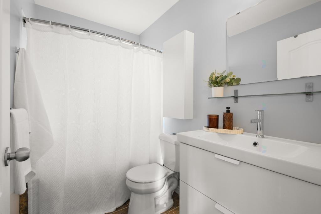 Résidence au cachet invitant nichée en toute intimité sur un terrain de 79 053 pi²